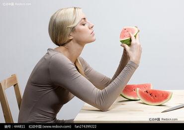 游客吃瓜美女照片,游客镜头下的瓜美女风采