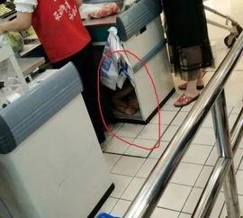 收银台女孩吃瓜,揭秘日常生活中的小确幸