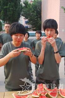 女兵跳舞吃瓜,瓜田笑谈女兵风采